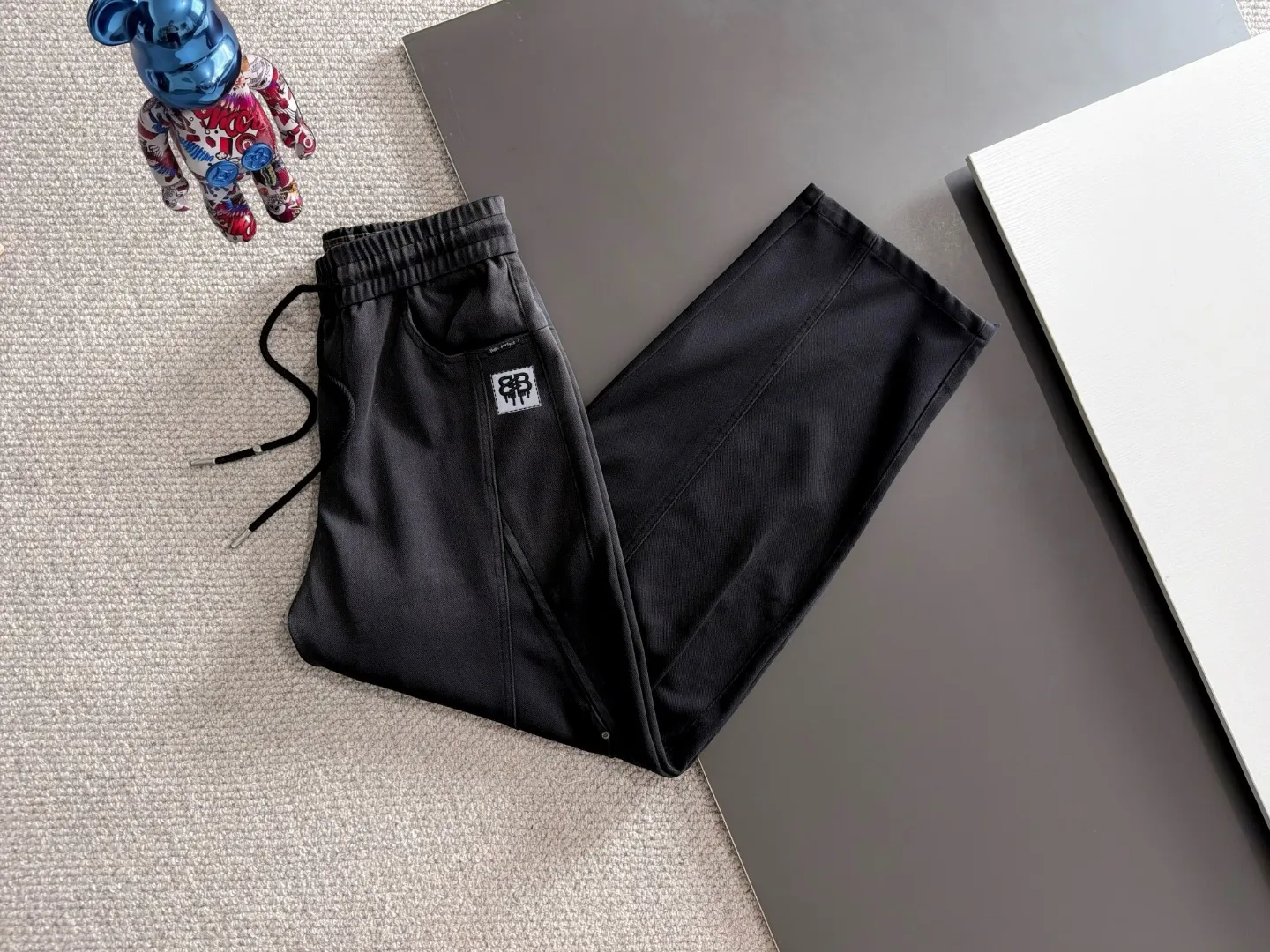 Shipped next day P195 Balenciaga 2026 Summer New Arrival elastic band casual pants, counter-customized fabrics, Breathable, high comfort, impeccable details, brand element design concept, reflecting high quality. It feels delicate and soft! It presents a casual cut and the upper body shape is great! Sizes:S-3XL